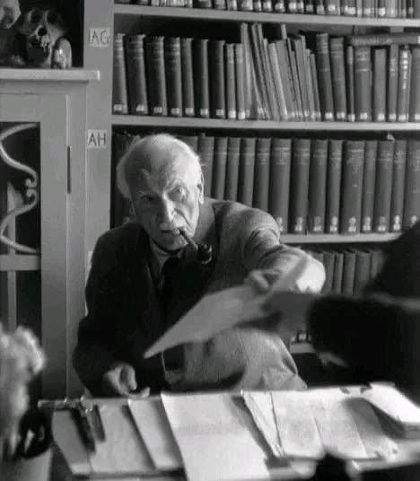 Carl Gustav Jung en la biblioteca de su casa de Küsnacht