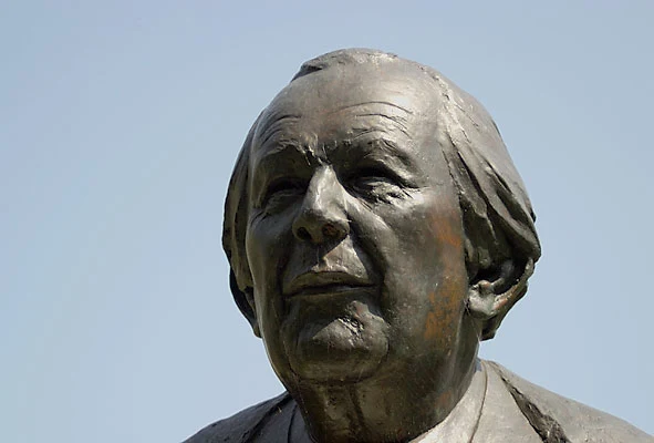 Busto de Jean Piaget fotografiado en Ginebra por Roland Zumbühl.