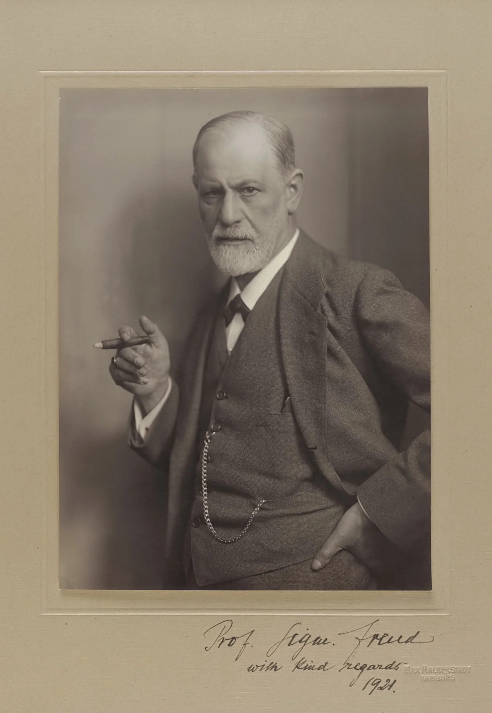 Retrato en blanco y negro de Sigmund Freud realizado por Max Halberstadt hacia 1921.